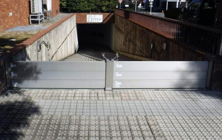 公共施設(地下駐車場入り口)の画像